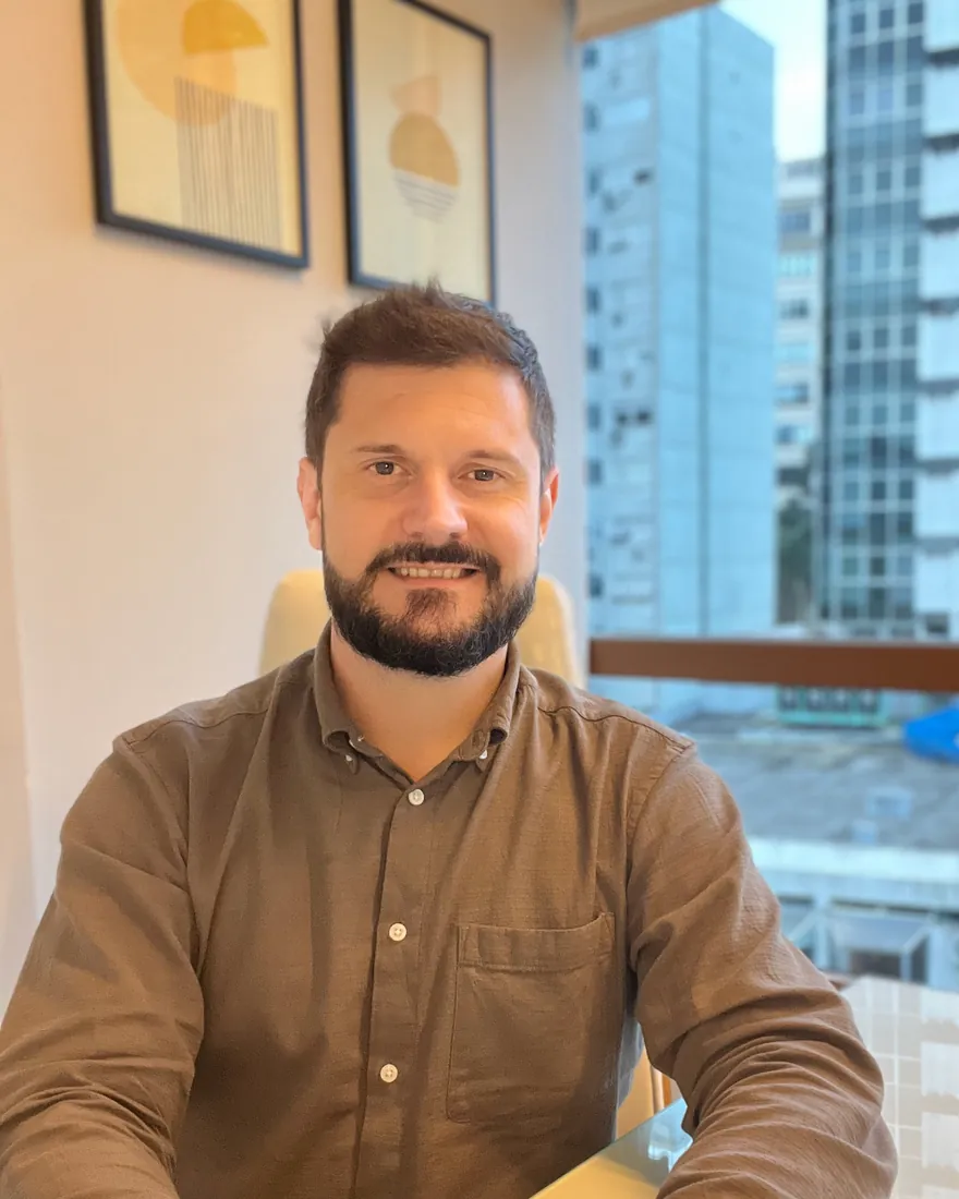 Dr Túlio Peruchi em seu consultório em Moinhos de Vento, Porto Alegre.